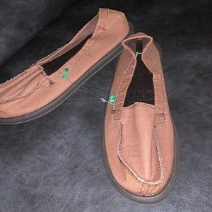 New size 10 Sanuk women’s shoes